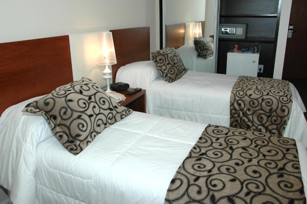Postel nebo postele na pokoji v ubytování Palm Beach Plaza Hotel
