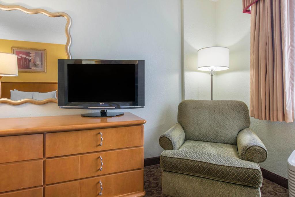 Quality Inn & Suites Near the Theme Parks - Salle De Roi