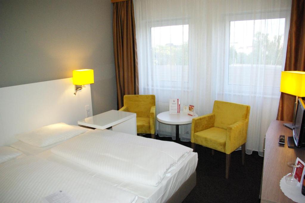 Postel nebo postele na pokoji v ubytování astral'Inn Leipzig Hotel & Restaurant