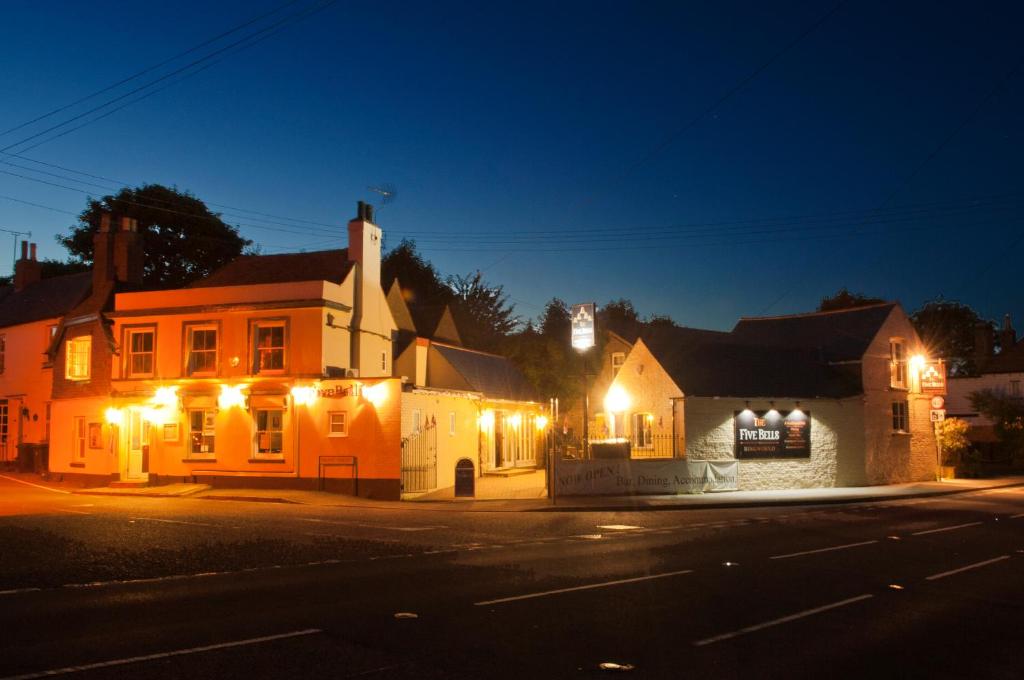 una calle por la noche con luces en los edificios en The Five Bells, en Deal