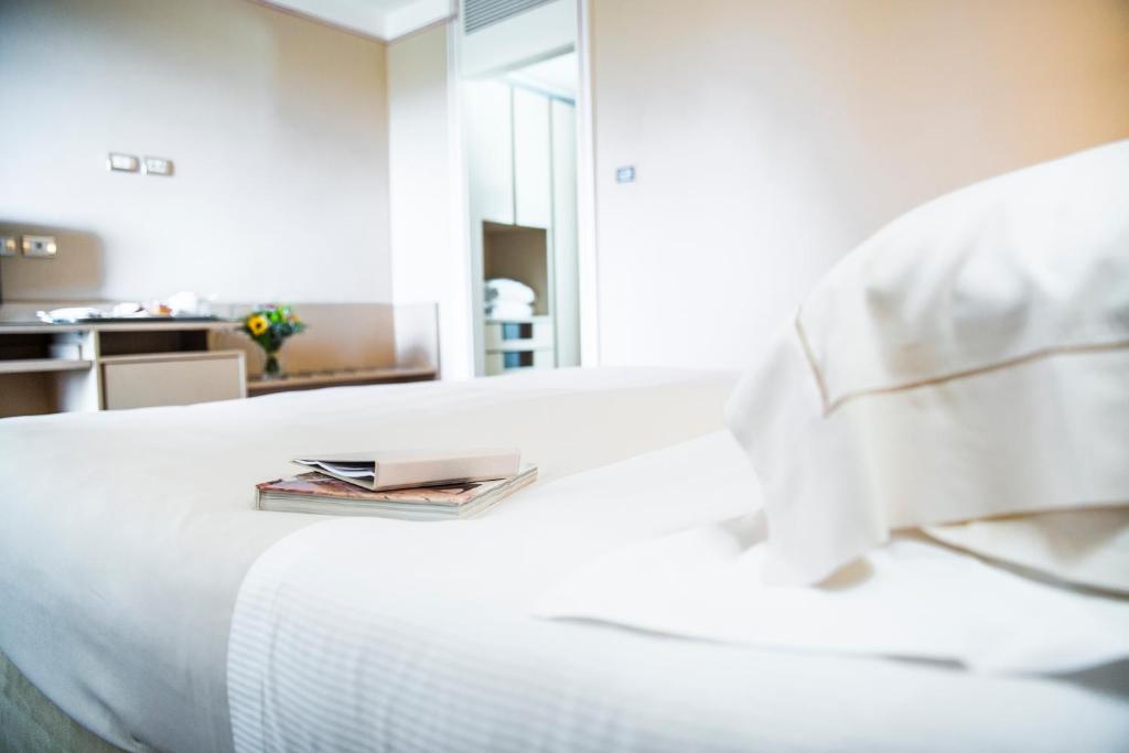 Posteľ alebo postele v izbe v ubytovaní Hotel Acquaviva Del Garda