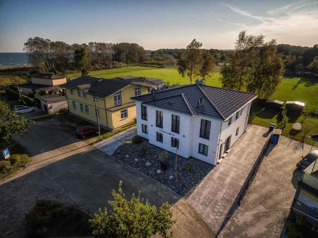 einen Blick über ein weißes Haus mit einem Hof in der Unterkunft Villa Südstrandperle by Rujana in Göhren