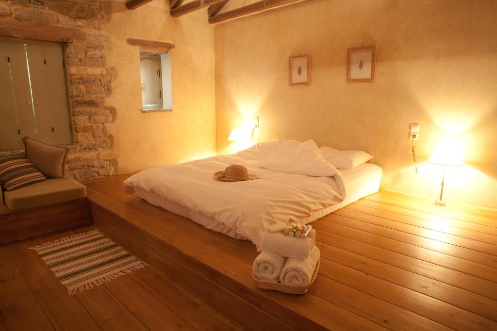 1 dormitorio con 1 cama con toallas en Astra Inn, en Papigko