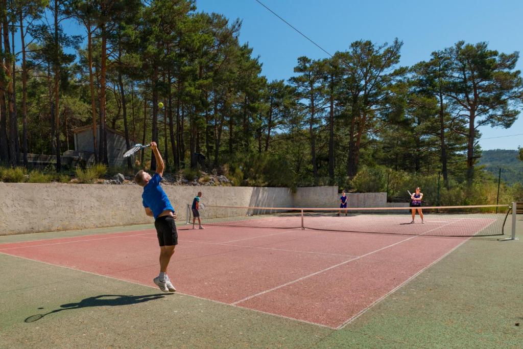 Tenis a/nebo squash v ubytování Camping RCN Les Collines de Castellane nebo okolí