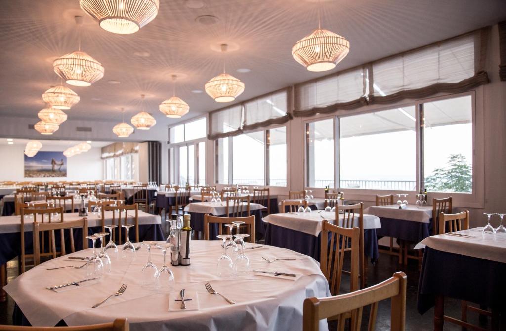 Un restaurante o sitio para comer en Carlos III