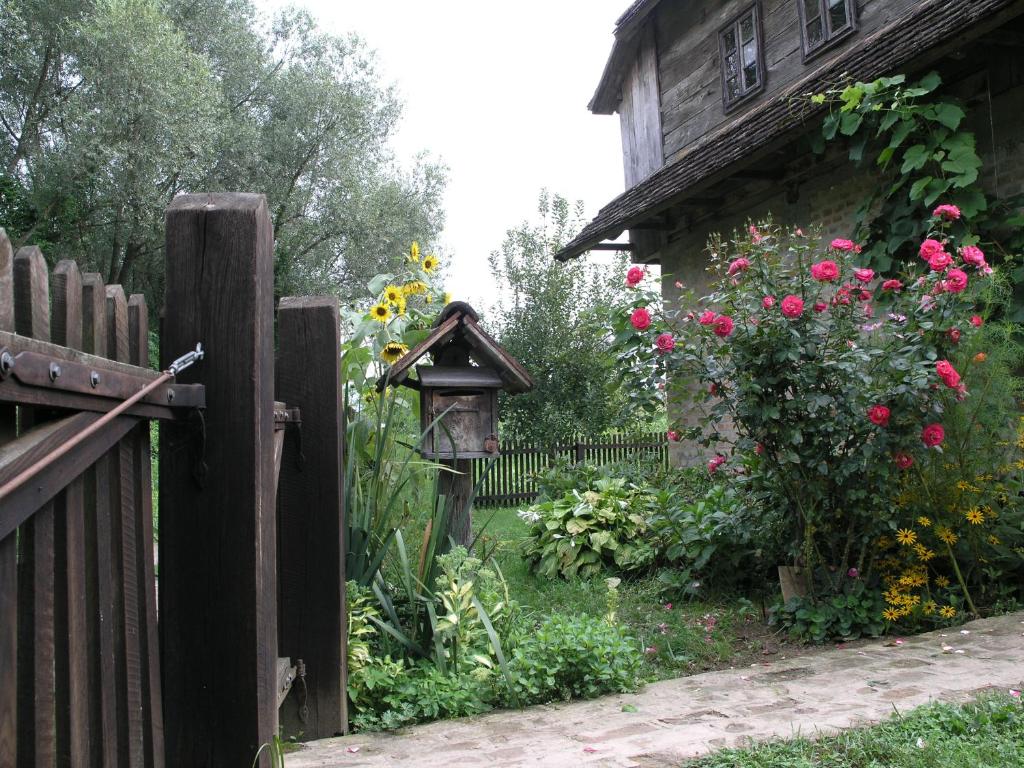 Jardin de l'établissement Ethno Village Stara Lonja
