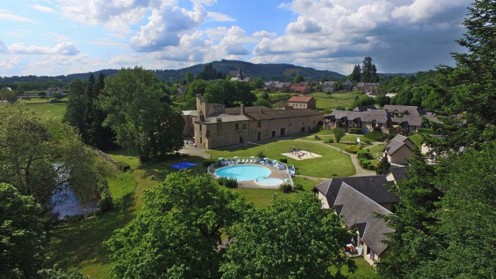 una vista aérea de una casa con piscina en VVF Château sur la Vienne Lac de Vassivière, en Nedde