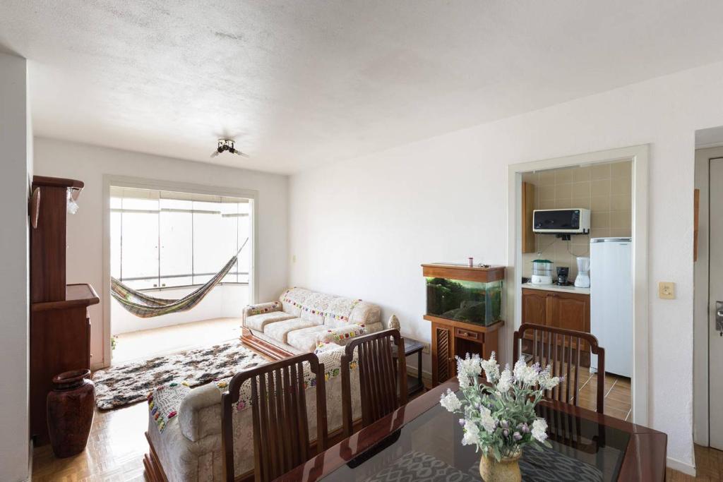 a living room with a couch and a table at Maravilhoso apartamento 3 quartos perto PUC in Porto Alegre