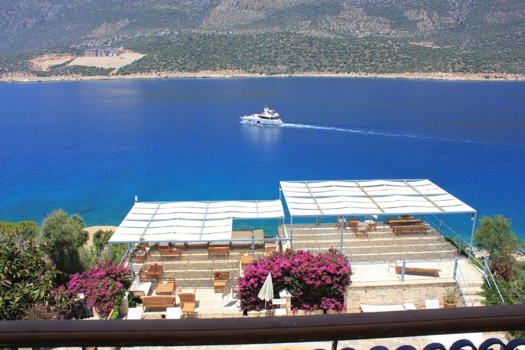 een boot in een grote hoeveelheid water bij Korsanada Hotel in Kas