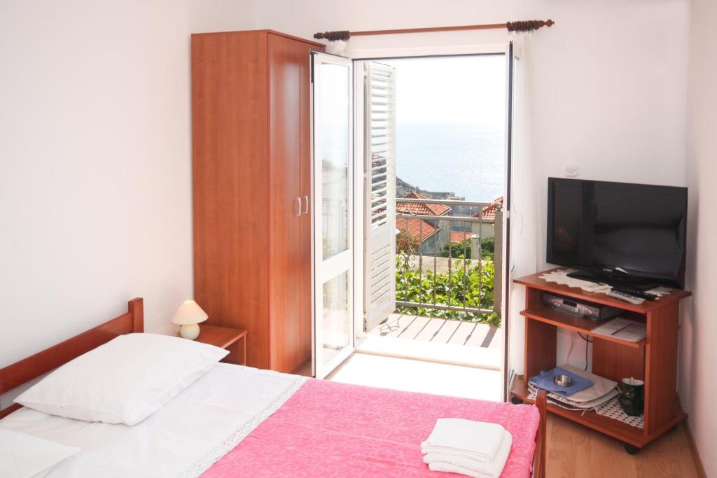 Televízia a/alebo spoločenská miestnosť v ubytovaní Apartments Beslema