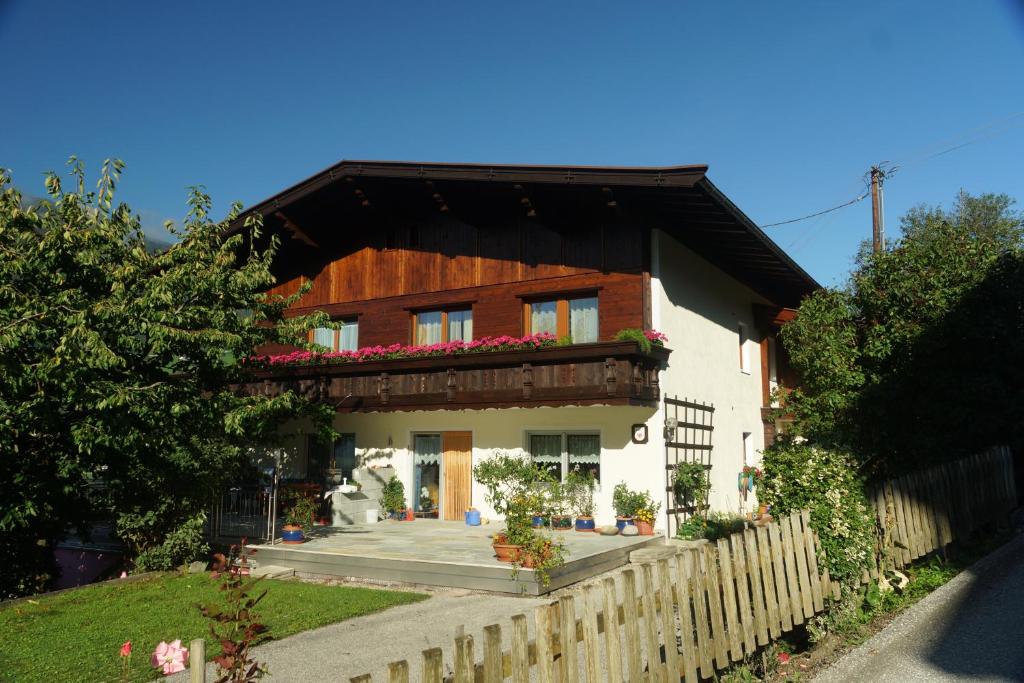 StummerbergにあるFerienwohnung Zillertal - Haus Dichtlの前に柵のある家