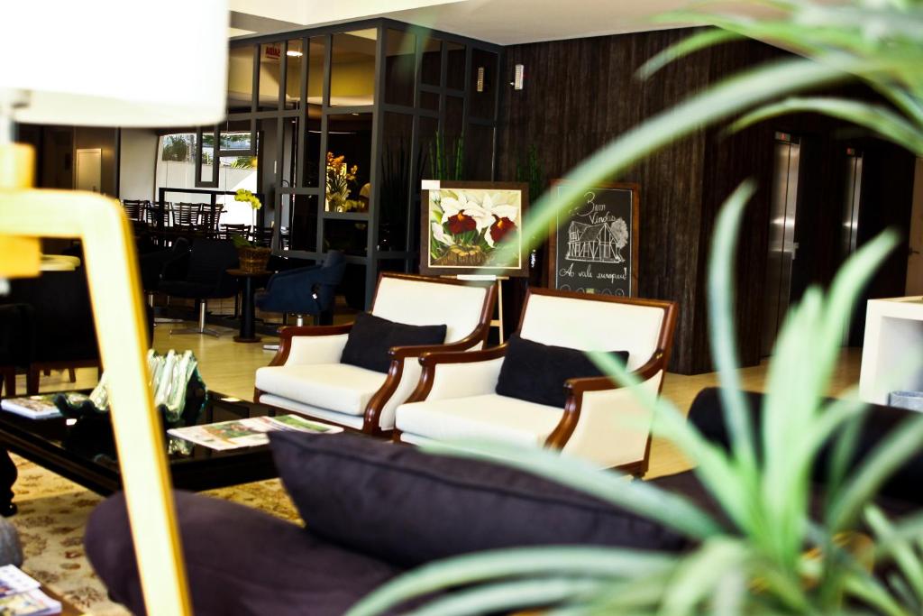  Blue Hill Hotel