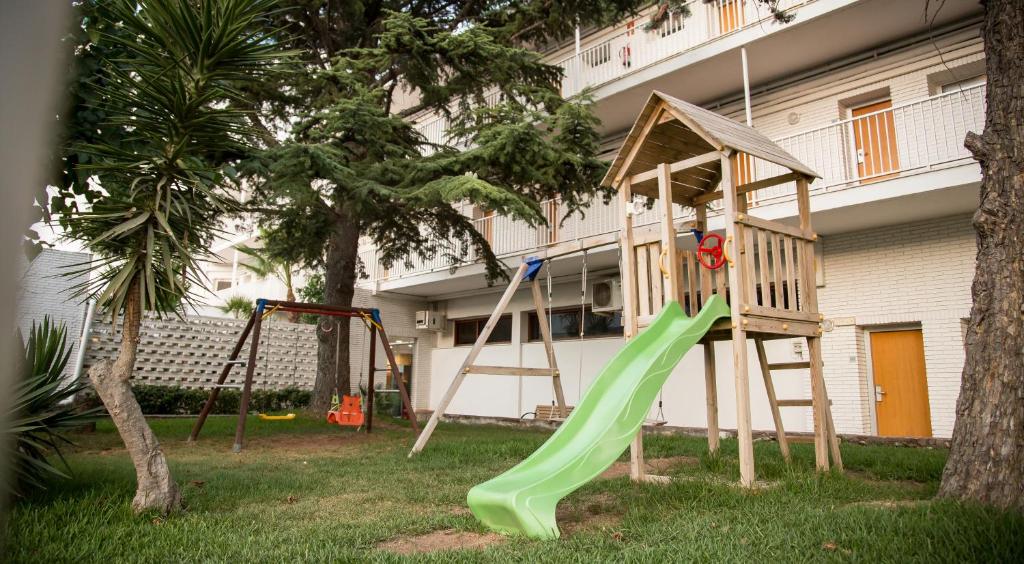 Zona de juegos infantil en Carlos III