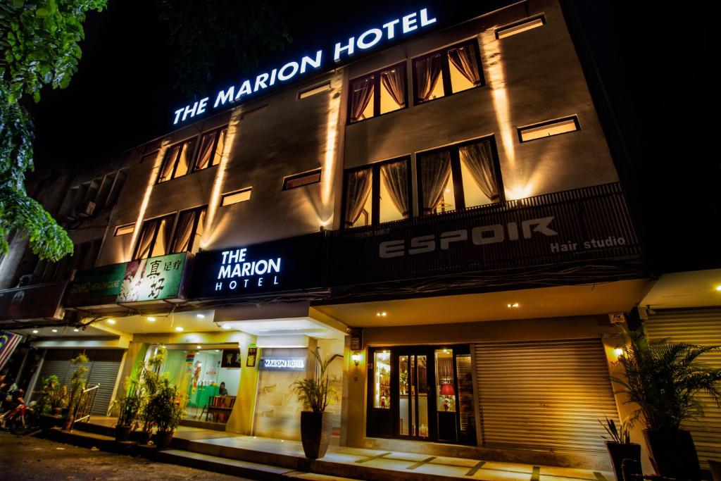 ein Hotel mit einem Schild, das das Marathon-Hotel liest in der Unterkunft The Marion Hotel in Johor Bahru