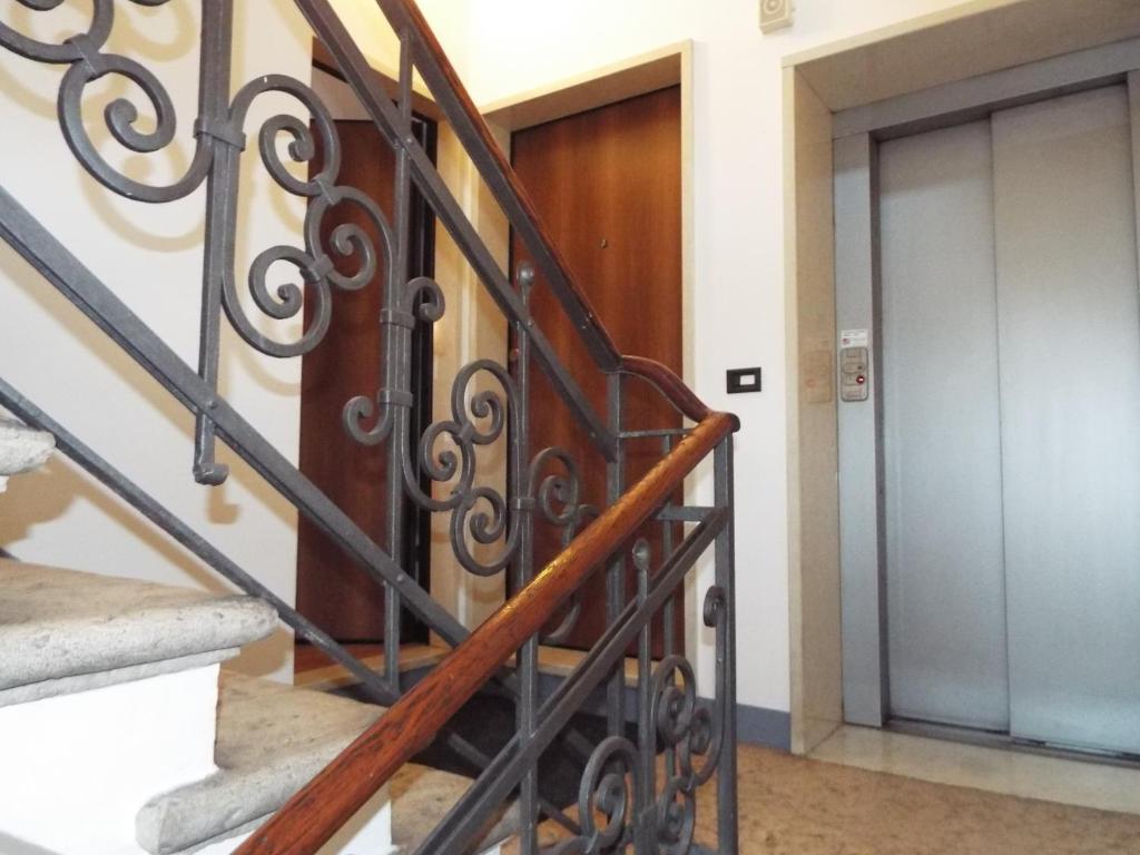 ヴェローナにあるCasa Veronaの錬鉄製の手すり付きの階段