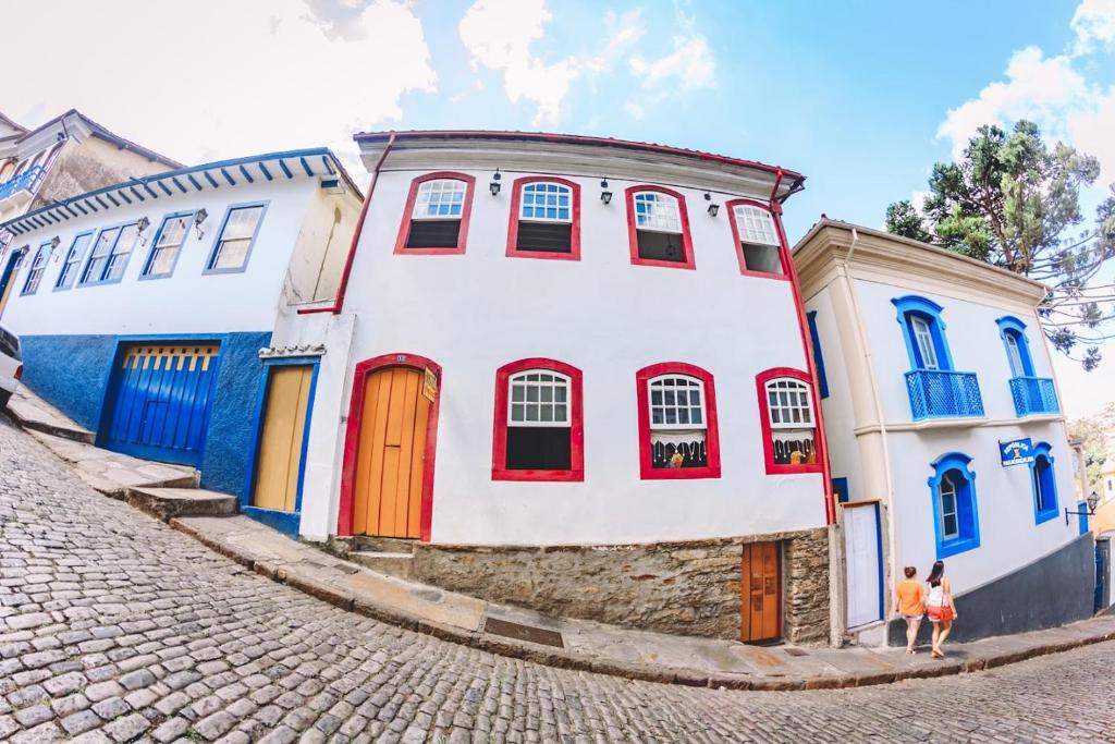 een groep mensen die voor een gebouw staan bij Hostel Imperial in Ouro Preto