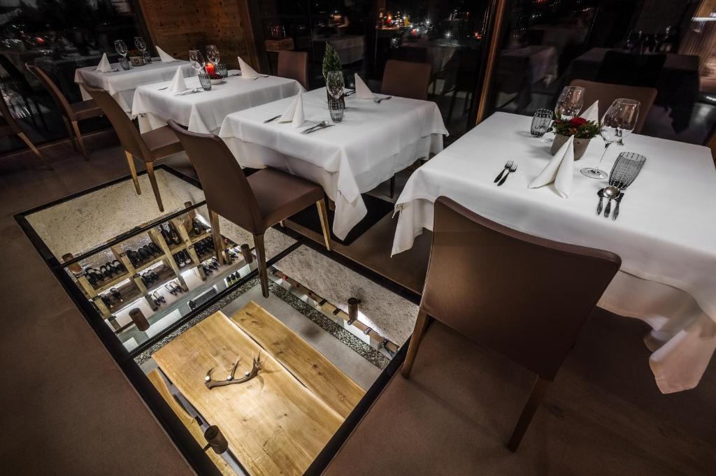 an overhead view of two tables in a restaurant at Gourmet Hotel Gran Ander in Badia