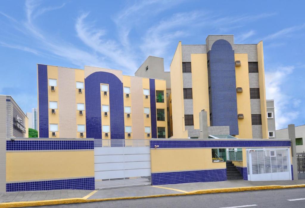 a large building with blue and yellow at Hotel Hetropolis in São Bernardo do Campo