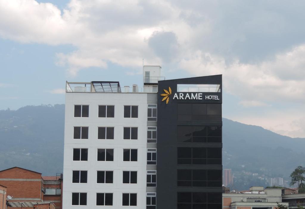 エンビガドにあるArame Hotelの上部に「Aania」の看板がある白い建物