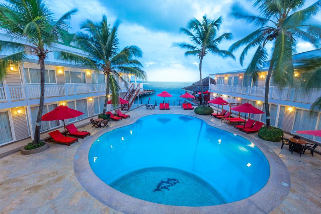 una vista aérea de una piscina en un complejo en Decameron Los Delfines - All Inclusive, en San Andrés