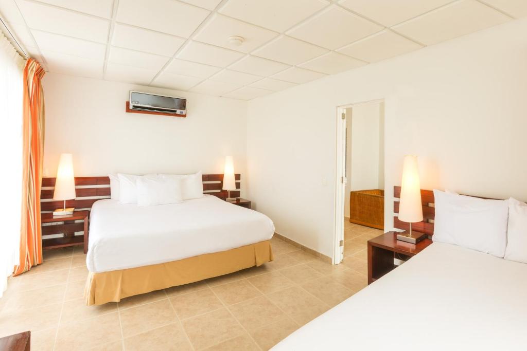 Postel nebo postele na pokoji v ubytování Decameron Los Delfines - All Inclusive