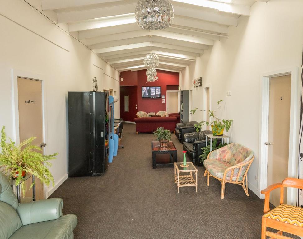 uma sala de estar com sofás e cadeiras em Downtown Backpackers & Accommodation em Nelson