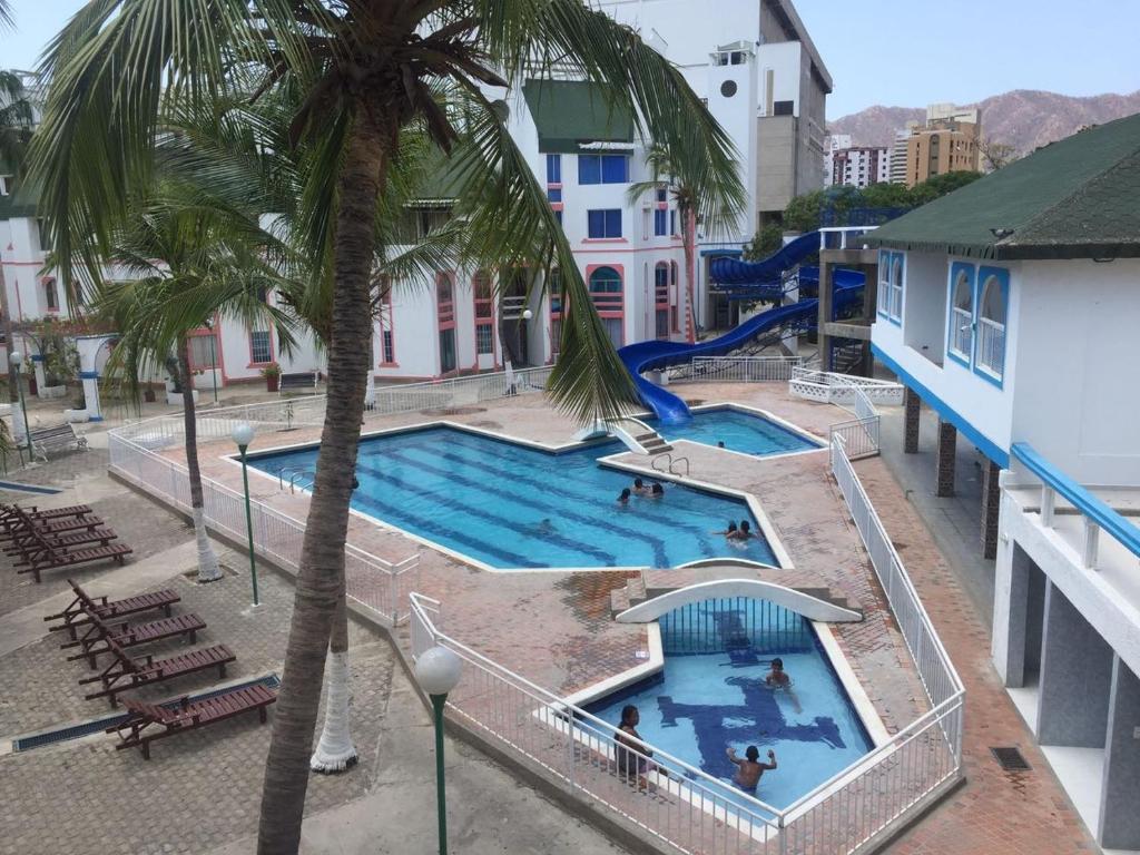 una piscina con un tobogán en un complejo en Conjunto Residencial la Mansion, en Santa Marta