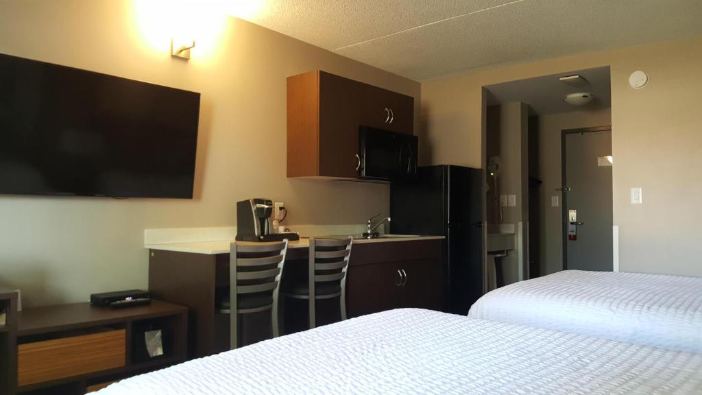 Postel nebo postele na pokoji v ubytování Super 8 by Wyndham Winnipeg West
