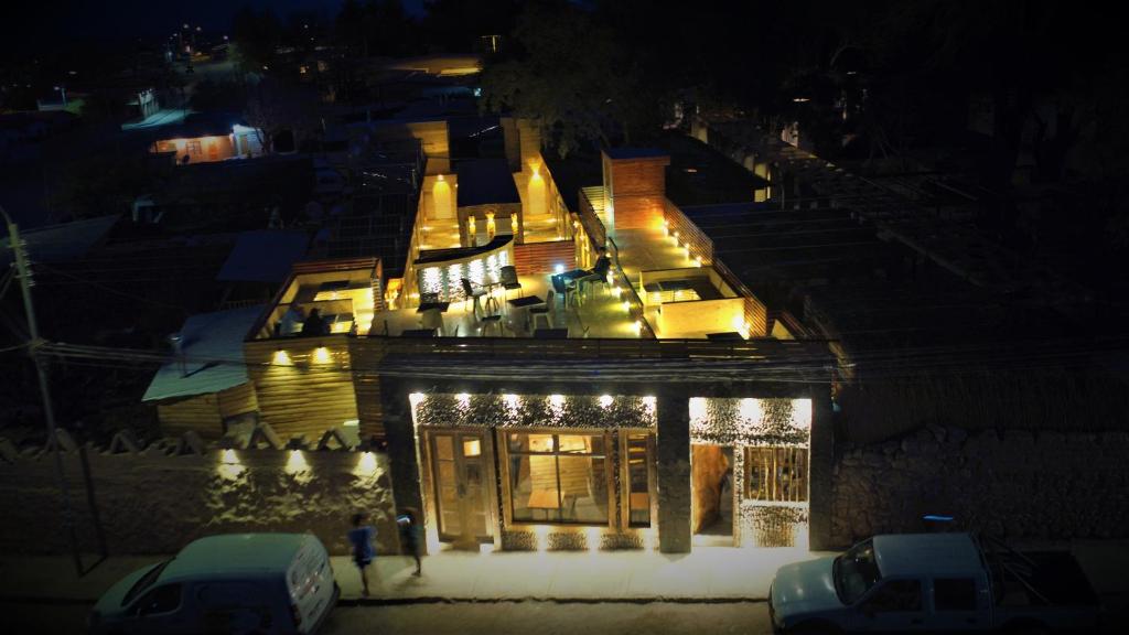 una casa con luces de Navidad en la parte delantera de ella en Hotel Manada del Desierto, en San Pedro de Atacama