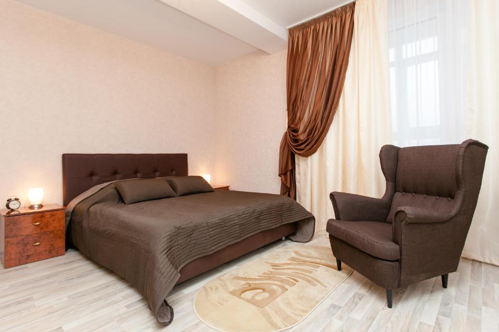 ニジニ・ノヴゴロドにあるСутки-Дом - Новаяのベッドルーム1室(ベッド1台、椅子付)