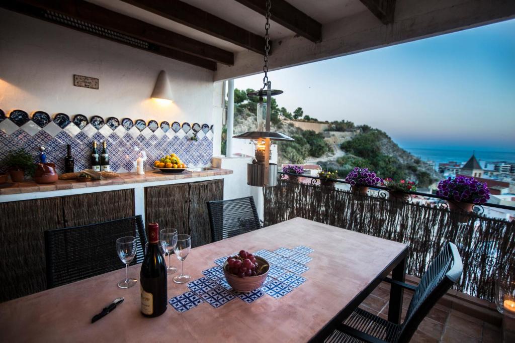 una mesa con copas de vino y vistas al océano en Villa Ana Maria - Townhouse, en Alicante