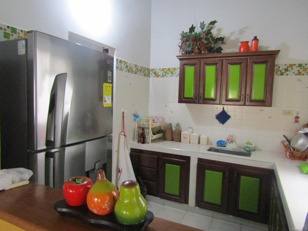 cocina con nevera y fruta en la barra en Villa Angela, en Zapatoca