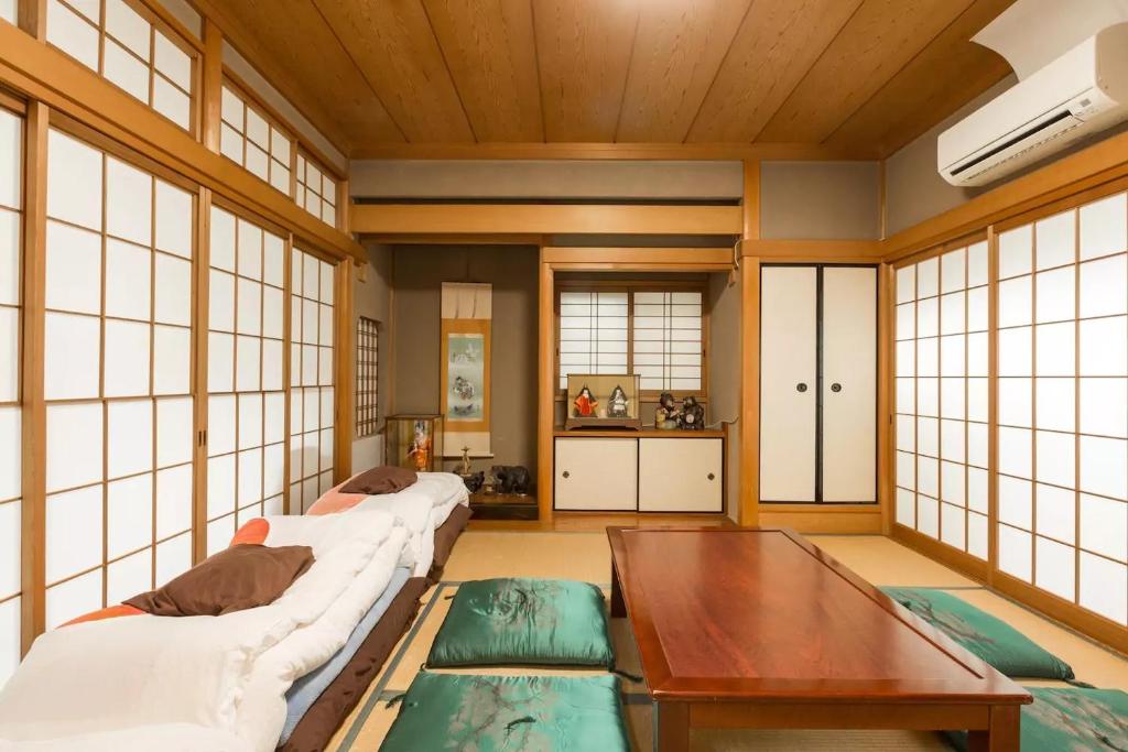 Sala de estar con 2 sofás y mesa en Calligraphy House en Kyoto