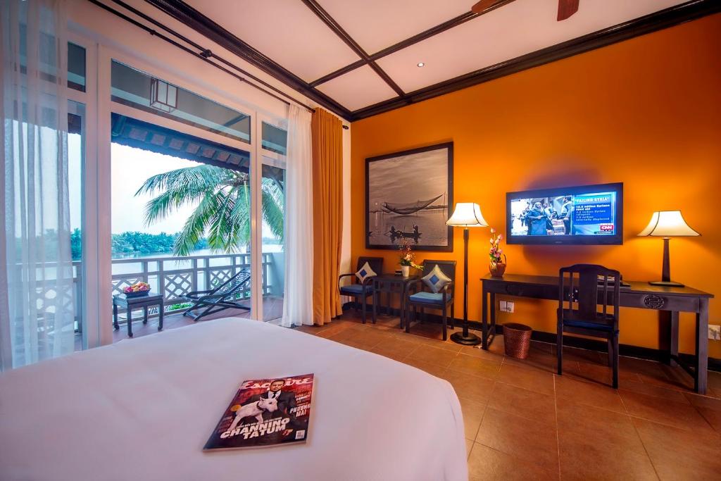 Postel nebo postele na pokoji v ubytování Hoi An Beach Resort