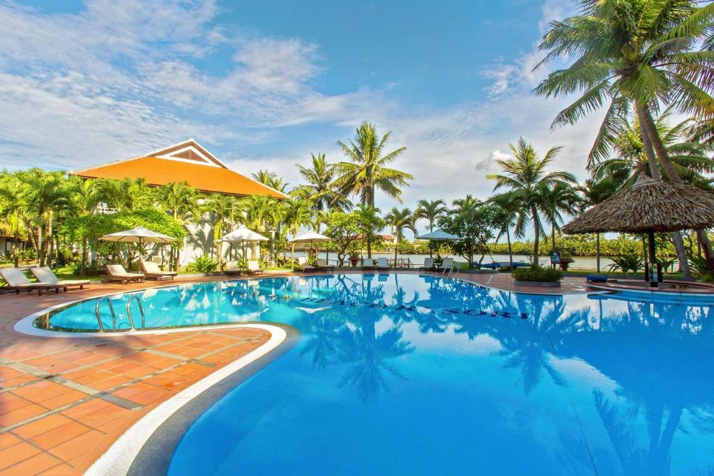 Bazén v ubytování Hoi An Beach Resort nebo v jeho okolí