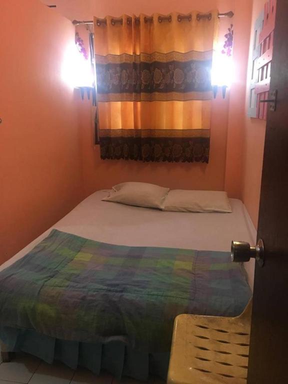Postel nebo postele na pokoji v ubytování Adchara Mansion