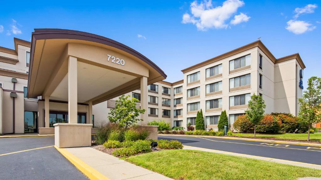 a rendering of a hotel with a building at Best Western Executive Inn Kenosha - Pleasant Prairie in Kenosha