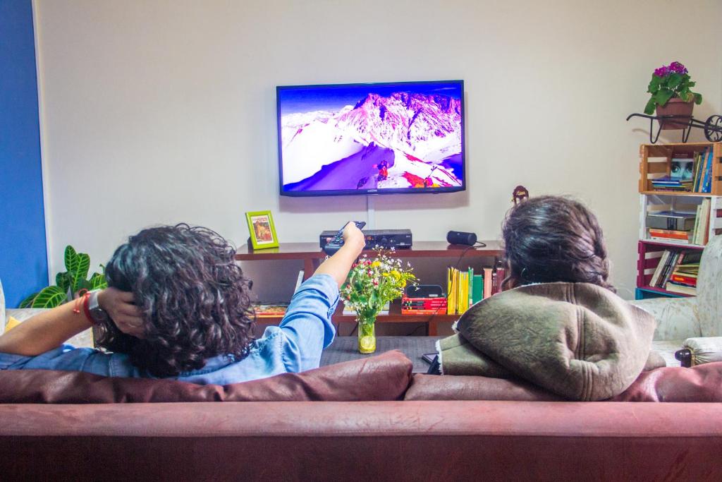 TV a/nebo společenská místnost v ubytování El Patio Hostel Quito