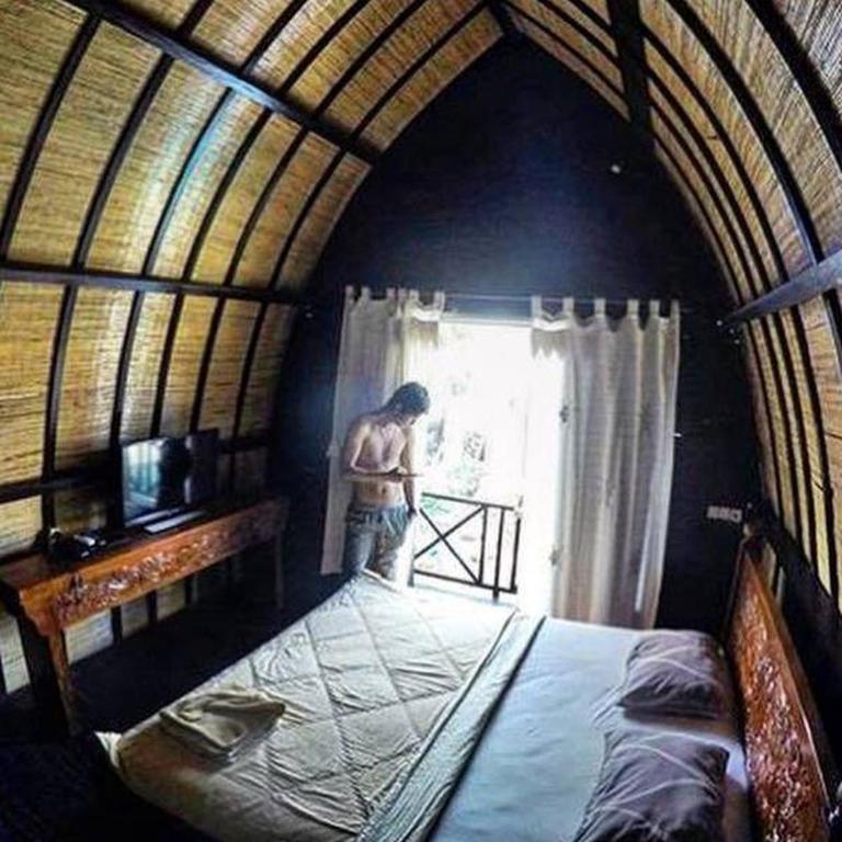 Postel nebo postele na pokoji v ubytování Bale Sasak Bungalow