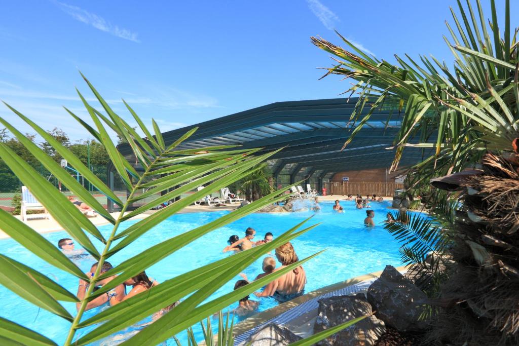 een groep mensen in het zwembad van een resort bij Domaine de Diane in Quend-Plage
