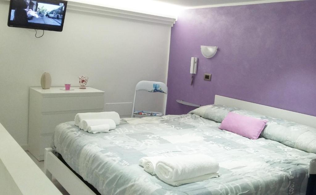 Łóżko lub łóżka w pokoju w obiekcie Taormina Rainbow House
