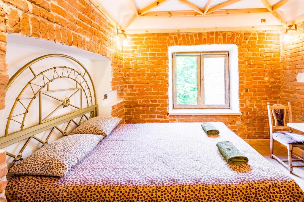 リヴィウにあるNice apartment near Rynok Squareのレンガの壁に大きなベッドが備わるベッドルーム1室が備わります。