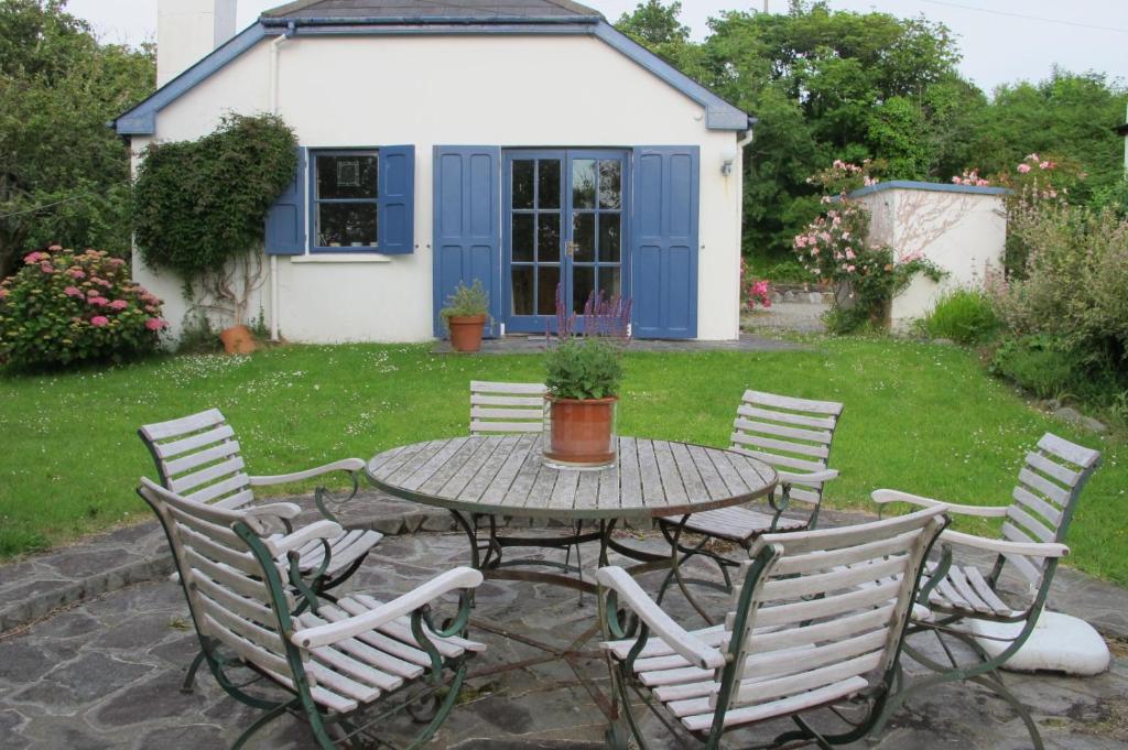 una mesa y sillas en un patio con una casa en Muckle Flugga, en Goleen