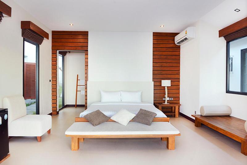 Uma cama ou camas num quarto em Samui Mermaid Beachfront