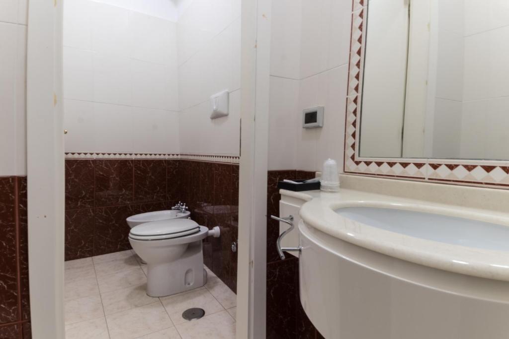 Koupelna v ubytování Albergo Carpino