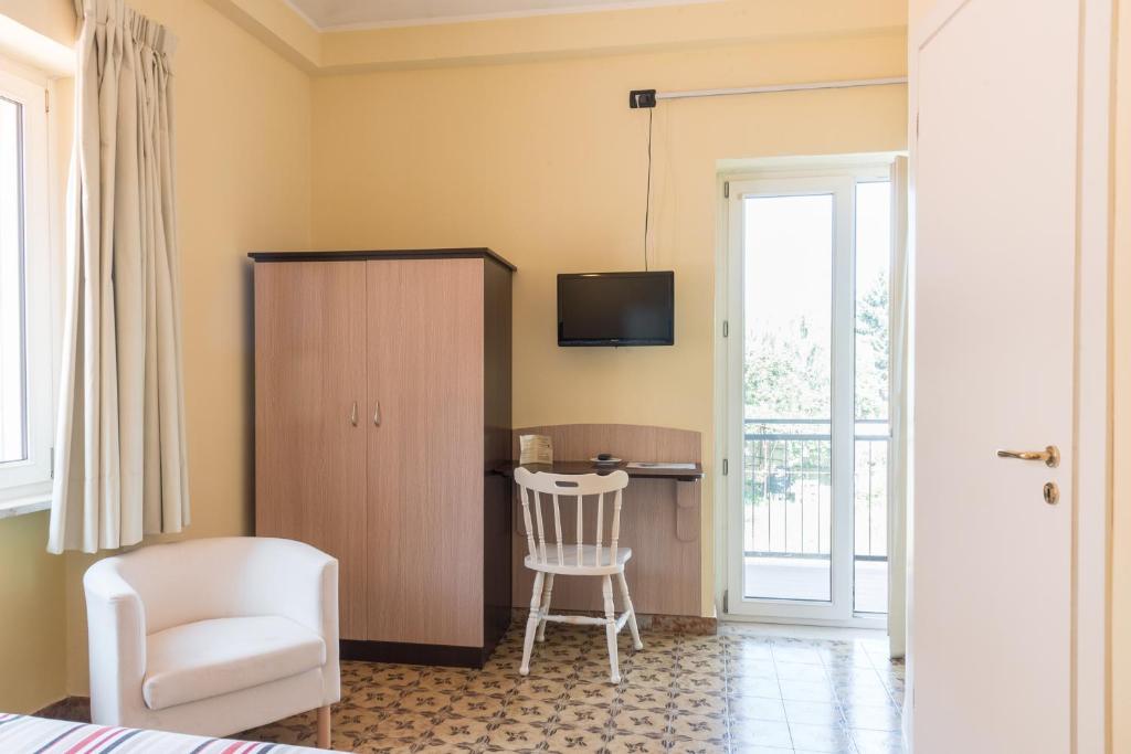 TV a/nebo společenská místnost v ubytování Albergo Carpino