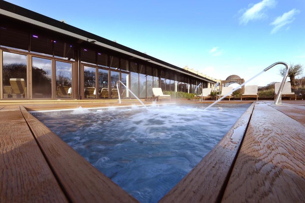 Bazén v ubytování Ramside Hall Hotel, Golf & Spa nebo v jeho okolí