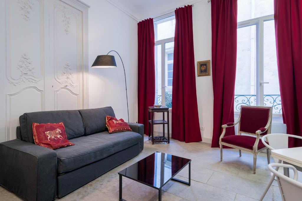 モンペリエにあるLa Canourgue, Appart de charme , climatisé,Parking freeのリビングルーム(ソファ、赤いカーテン付)
