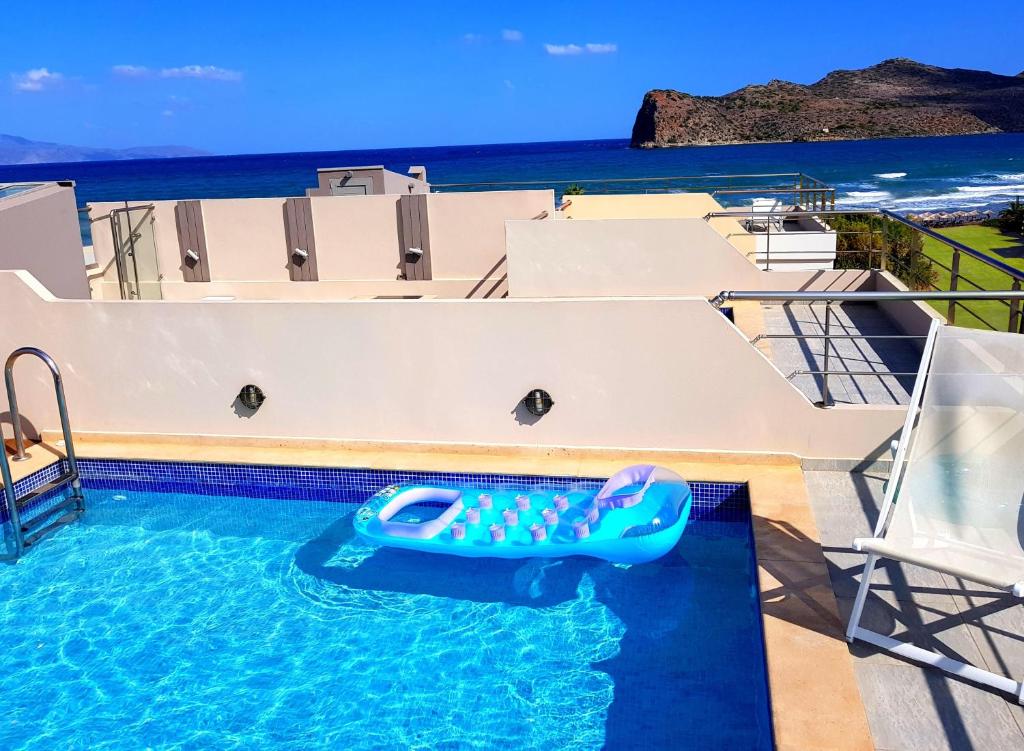 una piscina con un tobogán en el agua en Sandy Point Villas Chania, en Agia Marina de Nea Kydonia