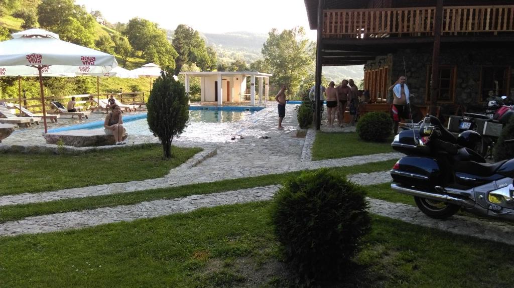 Bazén v ubytování Etno Selo VRELO & Camping nebo v jeho okolí